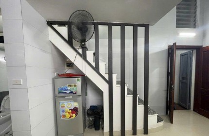 Cho thuê nhà ở nhóm 6 người nguyên căn Tam Khương - Đống Đa DT  25m2 - 3 tầng - 2 ngủ - Giá 12 Triệu (CTL)